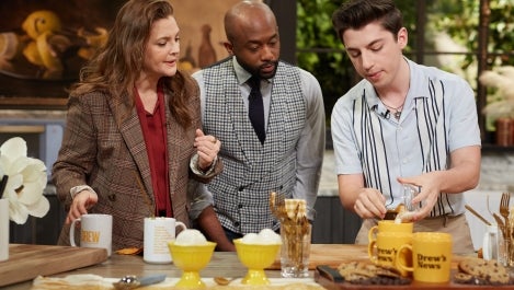 Eitan Bernath Shows Drew and Mikel Welch How to Make Brown Butter Cookies and Mac N Cheese Using Only a Microwave 