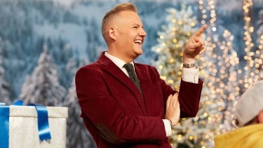 Drew and Ross Mathews Surprise an Audience Member With a Wild Vacation | In a Minute