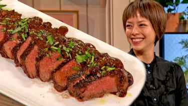 Pilar Valdes Shows Drew How to Perfectly Cook and Sear a Peppery Steak | Drew's Cookbook Club
