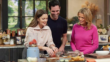 Vanna White & Nikko Santo Pietro Show How to Make Fire-Roasted Salsa