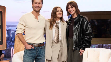 Glen Powell and Emilia Jones